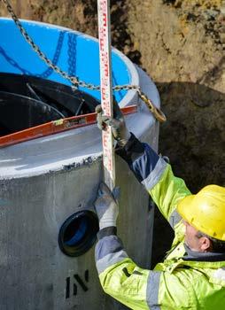 Średnica wykopu powinna uwzględniać wymiary posadawianego zbiornika / zbiorników oraz niezbędną przestrzeń do wykonania robót instalacyjno montażowych.