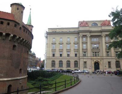 Jeżeli nie ma możliwości wykonania wieńca w ścianie istniejącej, stosuje się wieniec obniżony, oparty na belkach.