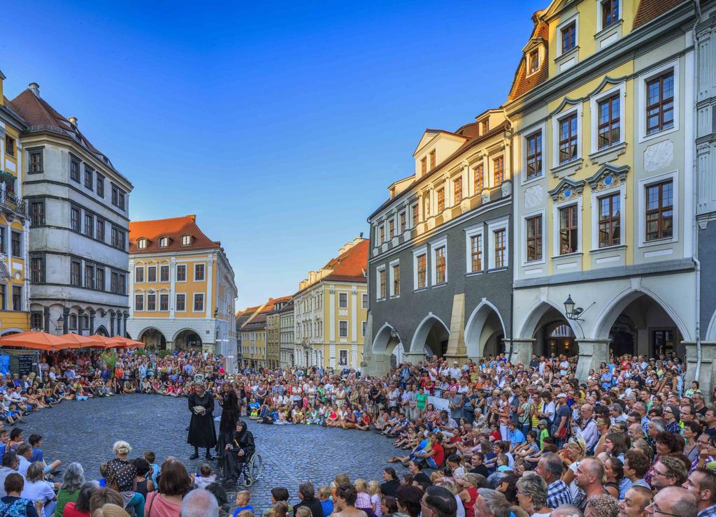 Foto: Rainer Weisflog EGZ: Turystyka = ważna gałąź gospodarcza 118.239 Przyjazdy +5,4 % do 2014 258.