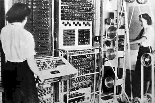 MASZYNY DESZYFRUJĄCE Źródło : Wikipedia Projektem Colossus kierowali Max Newman i Tommy Flowers, uczestniczył w nim również Alan Turing.