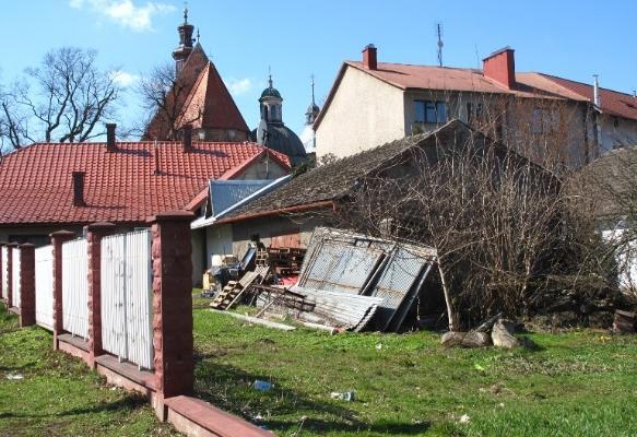 wycieczki szkolne; od strony szkoły (podstawowej) brak chodnika, konflikt między komunikacją pieszą i samochodową, powodujący bezpośrednie zagrożenie dla dzieci uczęszczających na zajęcia na terenie