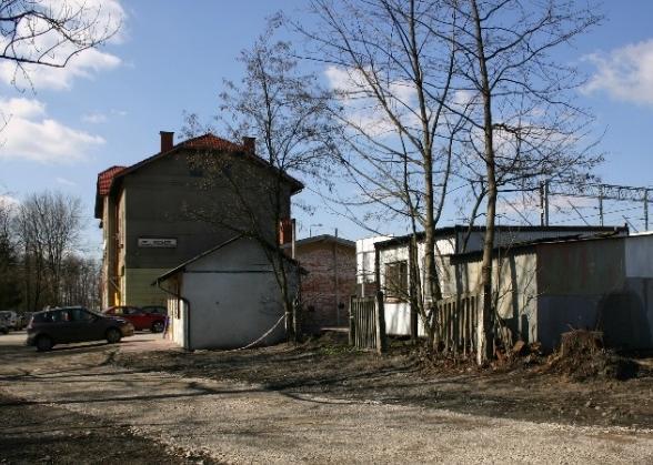 niska estetyka okolic budynku PKP, niska jakość infrastruktury, brak utwardzonych ścieżek, nieuporządkowana strefa