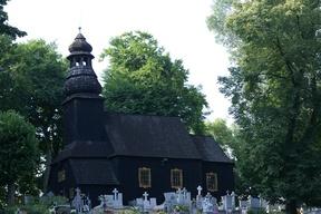 Kościół otacza niewielki cmentarz z zabytkowymi grobowcami. Na jednym z nich znajduje się rzeźba nagrobna Pielgrzym (kopia dzieła dłuta Władysława Marcinkowskiego z XIX w.).