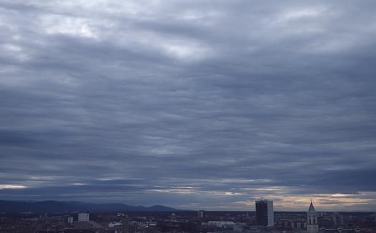 Chociaż chmury Altostratus same przynoszą bardzo małe opady, często zapowiadają nadchodzące opady, znacznie