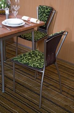 Miękkie tapicerowane siedzisko (wersja plus). Stabilna, chromowana lub malowana proszkowo metalowa rama.