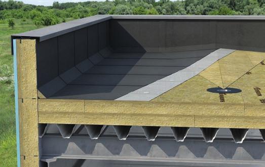 Łączniki umieszczamy w miejscu zakładki papy w rozstawie uzależnionym od strefy dachu.