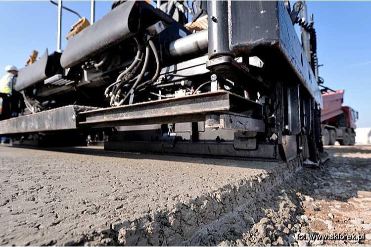 Plac w Opocznie: etapy inwestycji Technologia ROLLTEC studium przypadku 3. Układanie: Beton wałowany typowo układa się przy wykorzystaniu rozściełacza mas bitumicznych.