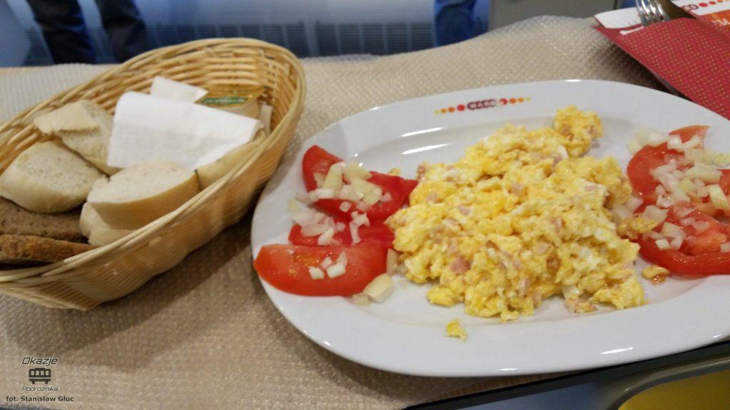 Śniadanie polskie koszt astronomiczny 18 zł, ale porcja solidna i