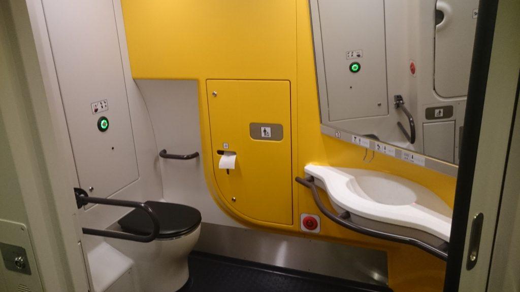 Toaleta dla osób niepełnosprawnych znajduje sie w wagonie barowym i jest naprawdę obszerna i doskonale wyposażona dla ludzi o ograniczonej mobilności.