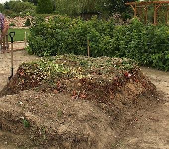 Można zastosować do tego ziemię ogrodową, torf, słomę lub stary, częściowo rozłożony już kompost.