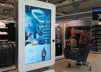 zakupów: W dziale modowym umieszczono elektroniczne lustro, będące swojego rodzaju wirtualną przymierzalnią.