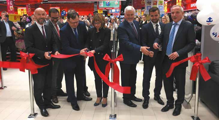 klienci znajdą prawie 25 000 produktów, a obsługę zapewnia blisko 100 mieszkańców Wołomina i okolic. Nowy hipermarket Carrefour mieści się w Galerii Wołomin.