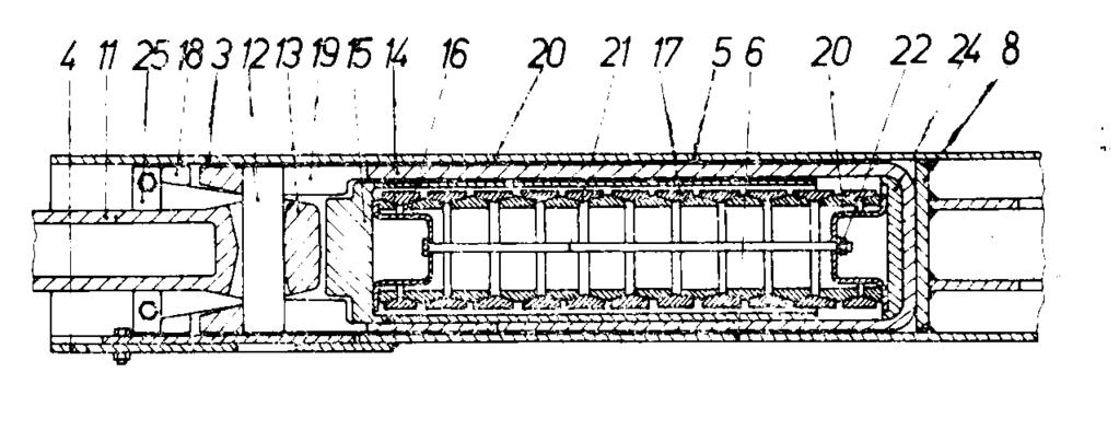 50 BIULETYN URZĘDU PATENTOWEGO Nr 25/1973 znamienny tym, że korpus (2) sprzęgu jest z podwoziem (12) wagonu połączony ruchowo w sposób umożliwiający w płaszczyźnie pionowej ruch korpusu (2) sprzęgu
