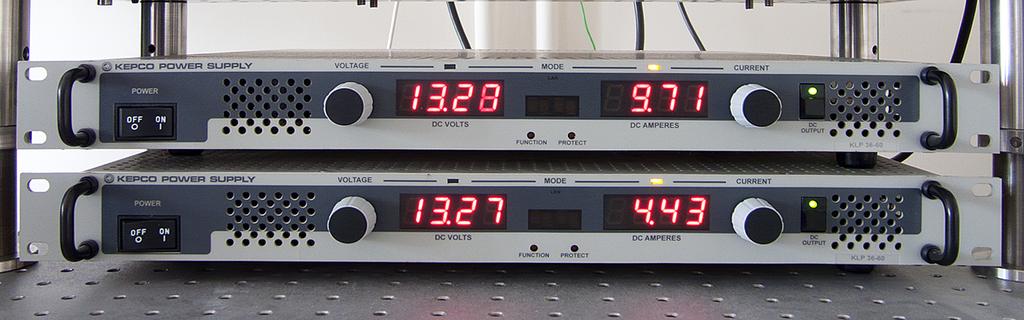 Dodatek D Opis obsługi zasilaczy elektromagnesu Elektromagnes ER-2010-M jest zasilany dwoma zasilaczami połączonymi równolegle.