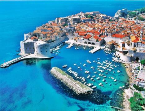 Krótki postój w miejscowości Neum, możliwość zakupów oraz wypicia porannej kawy w restauracji. Przyjazd do Dubrovnika.
