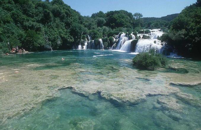 Rzeka Krka płynąca kanionem przez 75 kilometrów zachwyca swoimi wodospadami i kaskadami oraz otaczającą ją przyrodą.