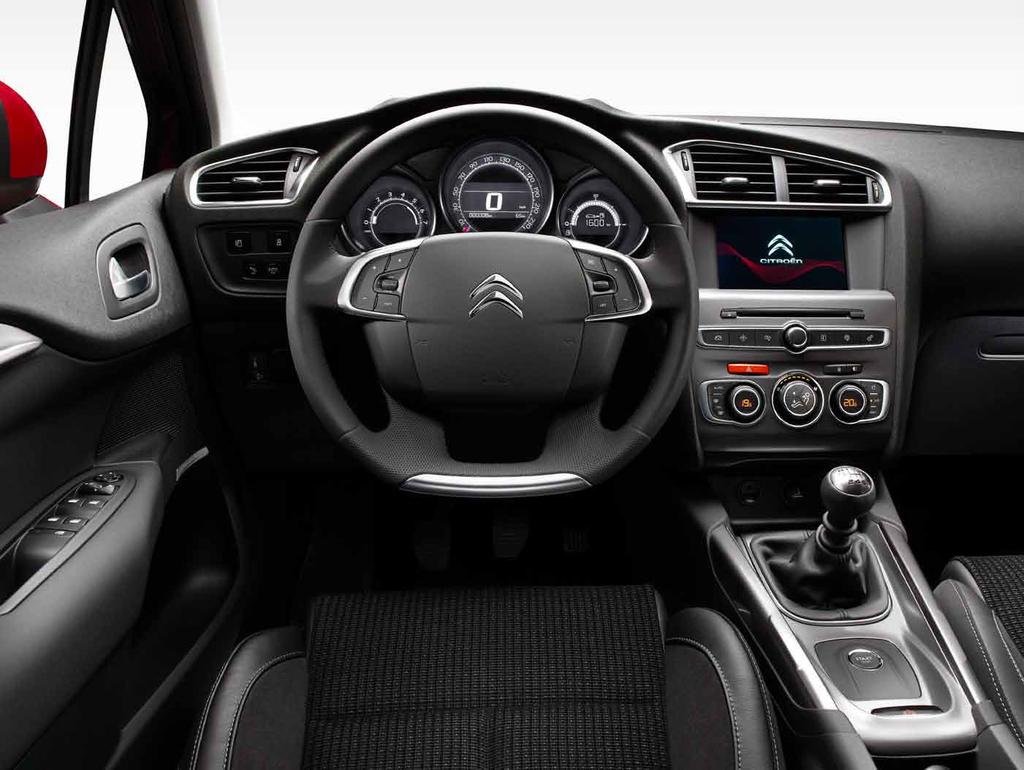WNĘTRZE KOMFORTOWE DESIGN JEDYNY W SWOIM RODZAJU Wnętrze CITROËNA C4 zachwyca bogactwem i starannością doboru materiałów wykończeniowych.