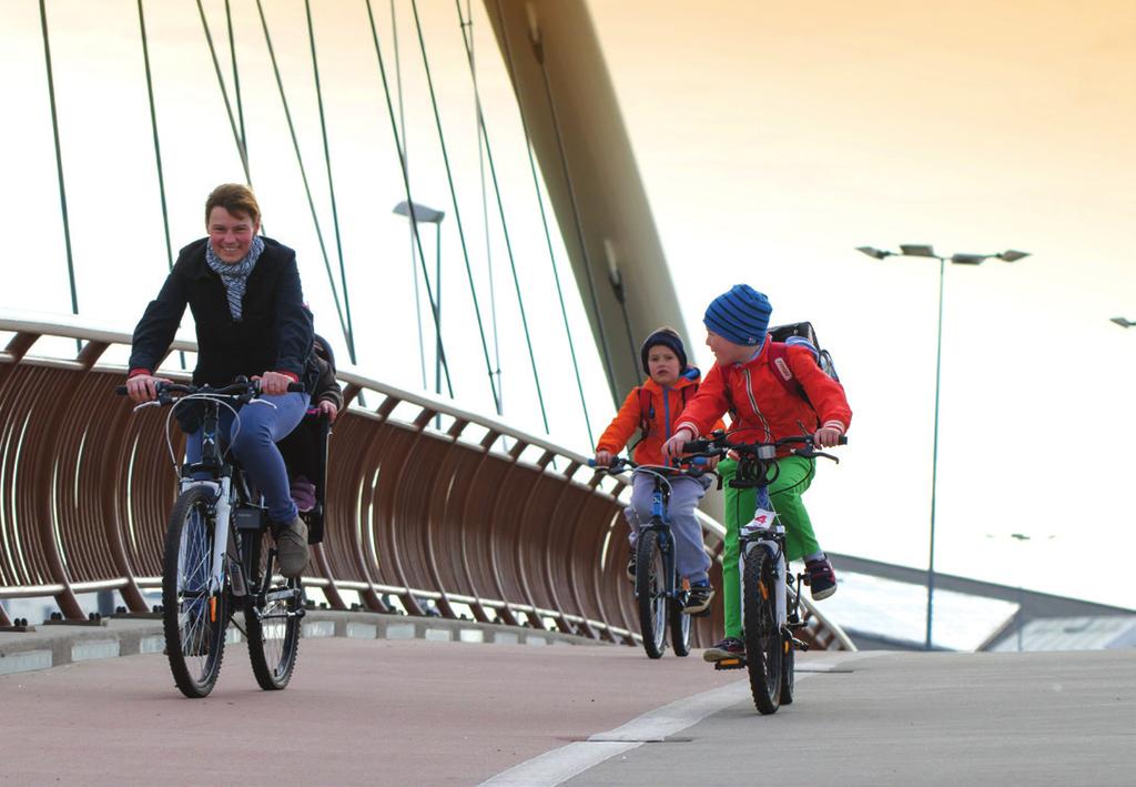 Większość osiedli objętych jest strefą uspokojonego ruchu, a liczba dróg rowerowych z roku na rok wzrasta.