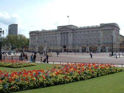 BUCKINGHAM PALACE Palace Buckingham położony przy Saint James Park, pomiędzy parkami świętego Jakuba, Green Parkiem i prywatnym Ogrodem królowej.