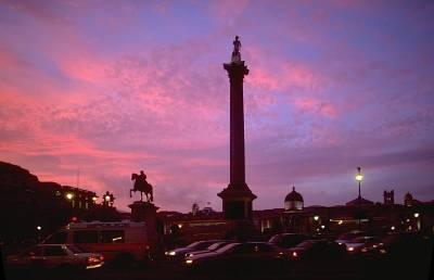 TRAFALGAR SQUARE Trafalgar Square jest uznawany za serce centralnego Londynu.