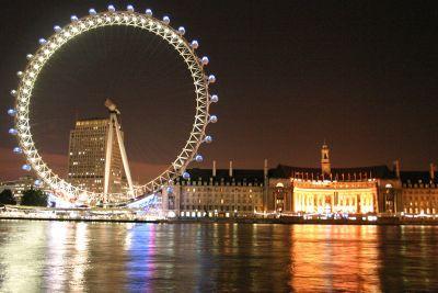 LONDON EYE London Eye usytuowane jest naprzeciwko The Houses of Parliament, pomiędzy Waterloo, a Westminster