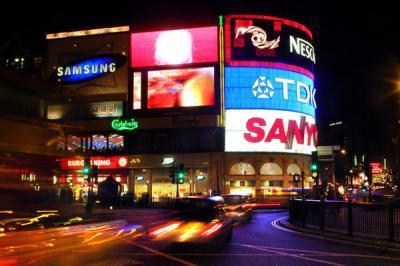 PICCADILLY CIRCUS Piccadilly Circus to najbardziej znany londyński plac i skrzyżowanie.