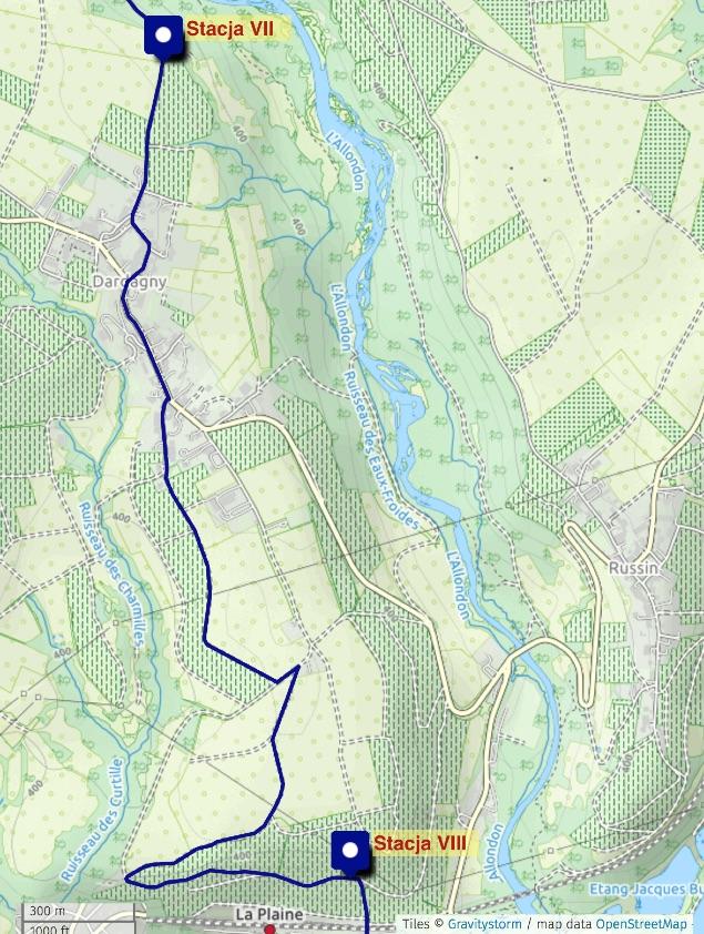 W miejscowości Choully idź prosto na skrzyżowaniu i następnie idź drogą asfaltową między polami do mostu granicznego na rzece L Allondon. Skręć w lewo wejdziesz na leśną ścieżkę.