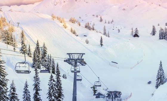 Sierra Nevada. U jego podnóża daje o sobie znać niedoświadczonym turystom. Dzień w tym rejonie Europy leży Granada ze słynnym zespołem pałacowym Alhambra.