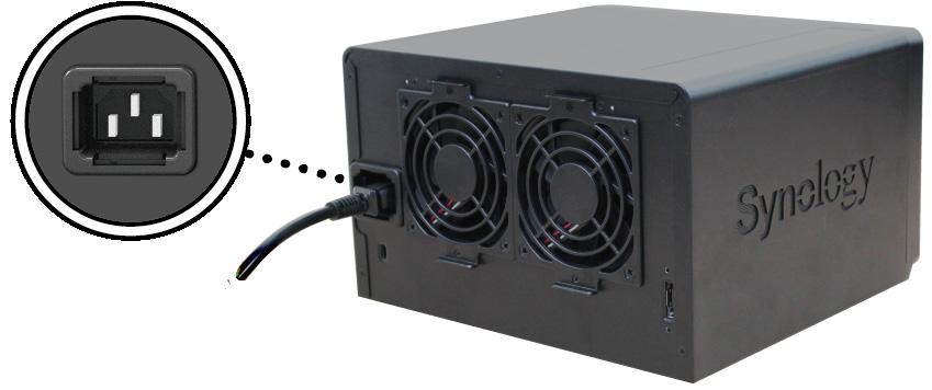Łączenie z serwerem Synology DiskStation 1 Podłącz jeden koniec kabla zasilającego