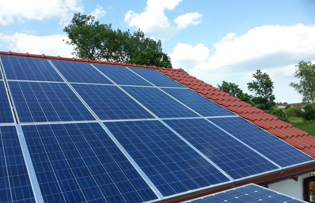 Udział procentowy mikroinstalacji w mocy zainstalowanej w elektrowniach PV Procentowy udział poszczególnych typów instalacji 72% 28% W 215 roku udział mikroinstalacji w odniesieniu do mocy