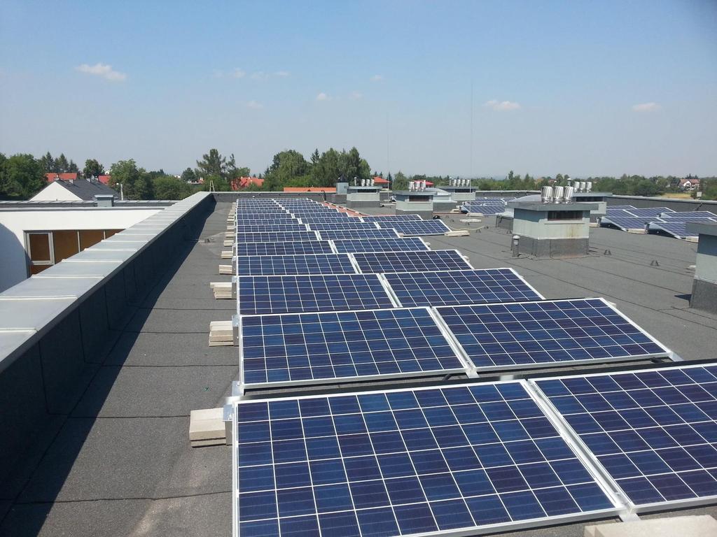 Liczba zainstalowanych mikroinstalacji PV 45 4 35 3 25 2 15 1 5 Liczba przyłączonych mikroinstalacji PV 4 574 4217 213 214 215 Opracowanie: SBF Polska PV/GLOBEnergia, na podstawie danych OSD Łączna