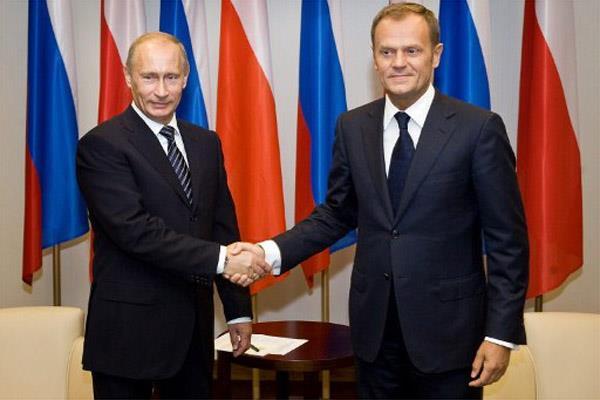 OiZwT: Uścisk dłoni z objęciem drugą dłonią ramienia partnera (podanie ręki w negocjacjach) (2/2) Na zdjęciu obok Putin ustawił się po lepszej stronie kadru, gdyż to jego dłoń jest na wierzchu i