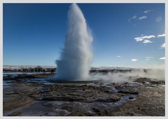 Gejzer Stokkur Od jakiegoś czasy słynny Geysir, od nazwy którego wywodzi się nazwa gejzer nie jest aktywny regularnie.