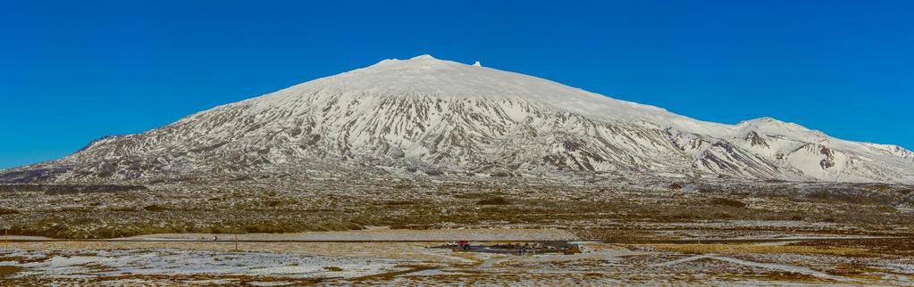 Wulkan Snæfellsjökull Snæfellsjökul to stratowulkan, który pokryty jest lodowcem. Poza samym wulkanem, wrażenie robią również pola lawowe, którymi jest otoczony.