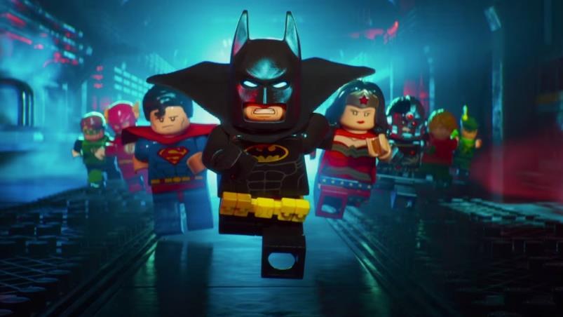 Film jest o ludzikach Lego. Na pewno kiedyś mieliście jakiś zestaw tych superowych klocków. Występuje tam Batman, który do jakiegoś momentu sam ratuje świat.