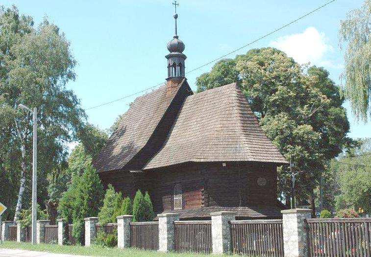 Elementy barokowe to ukształtowanie górnych kondygnacji wieży i sygnaturka. Kościół parafialny pw. św. Michała Archanioła w Rozmierzy Zdjęcie nr 12. Kościół parafialny pw. św. Michała Archanioła w Rozmierzy Zbudowany w XV w.