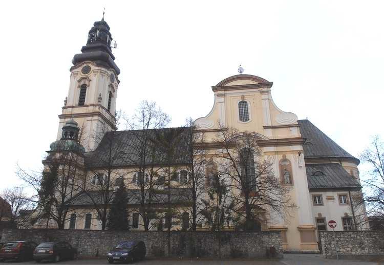 przebudowana na dzwonnicę kościelną. W latach 1731-1732 przeprowadzono restaurację budynku, kolejną - po pożarze w 1754 r.