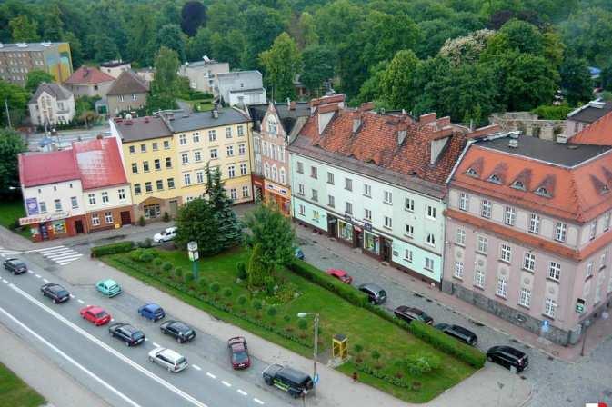 Ważnym elementem systemu obronnego miasta był zamek, zintegrowany z pierścieniem murów obronnych.