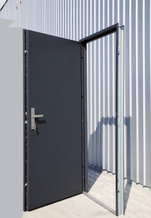 Standardowo drzwi wyposażone są w zamek listwowy hakowy Winkhaus o rozstawie 92 mm na wkładkę patentową. Skrzydło wyposażone jest w trzy bolce przeciwwyważeniowe.