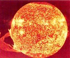 Reakcje syntezy w Słońcu Energia głównie z procesu pp Reakcja syntezy zachodzi raz na 10 29 s Słońce