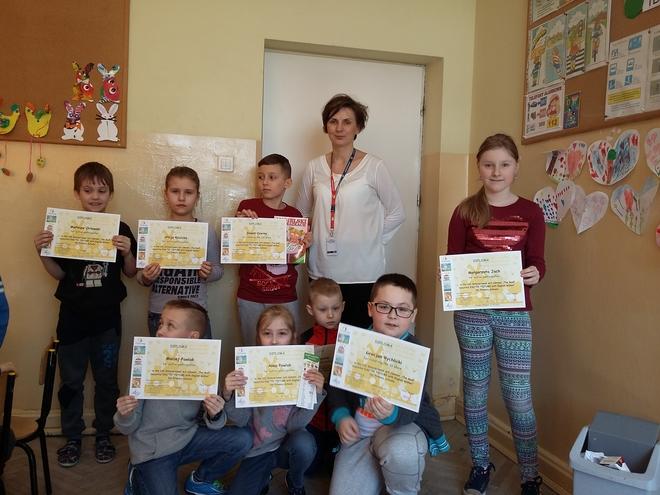 Przygotowują przedstawienia teatralne w języku angielskim, uczestniczą w konkursach i projektach językowych, realizują międzynarodowe projekty etwinning, poszerzają