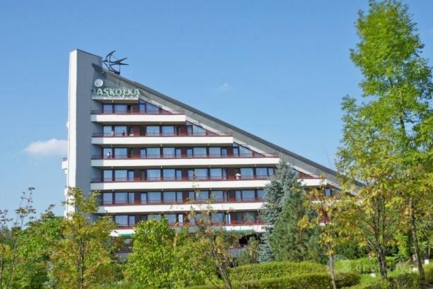 USTROŃ HOTEL JASKÓŁKA ul. Zdrojowa 10, 43-450 Ustroń tel. 854-48-40, 854-15-59 USTROŃ OŚRODEK REHABILITACYJNO-WYPOCZYNKOWY MUFLON ul. Sanatoryjna 32, 43-450 Ustroń Tel.
