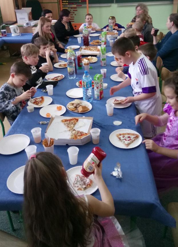 Byłem na zabawie choinkowej. Miałem strój piłkarski. Ubrałem czerwono niebieską bluzkę i spodenki. Jadłem pizzę, piłem soki, napoje.