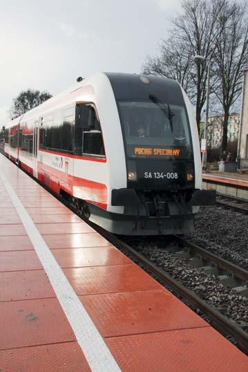 Jak mija podróż? Jestem bardzo zadowolony, mam wygodne miejsce, na zewnątrz jest ok. stopni, na drogach bardzo ślisko, a w pociągu czysto, ciepło i przyjemnie, podróż odbywa się bez przeszkód.