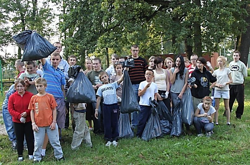 SZKOLNE OKRUCHY Numer 19 Strona 4 SPRZĄTANIE ŚWIATA 18 września 2012r. tradycyjnie przyłączyliśmy się do ogólnopolskiej akcji Sprzątanie Świata.