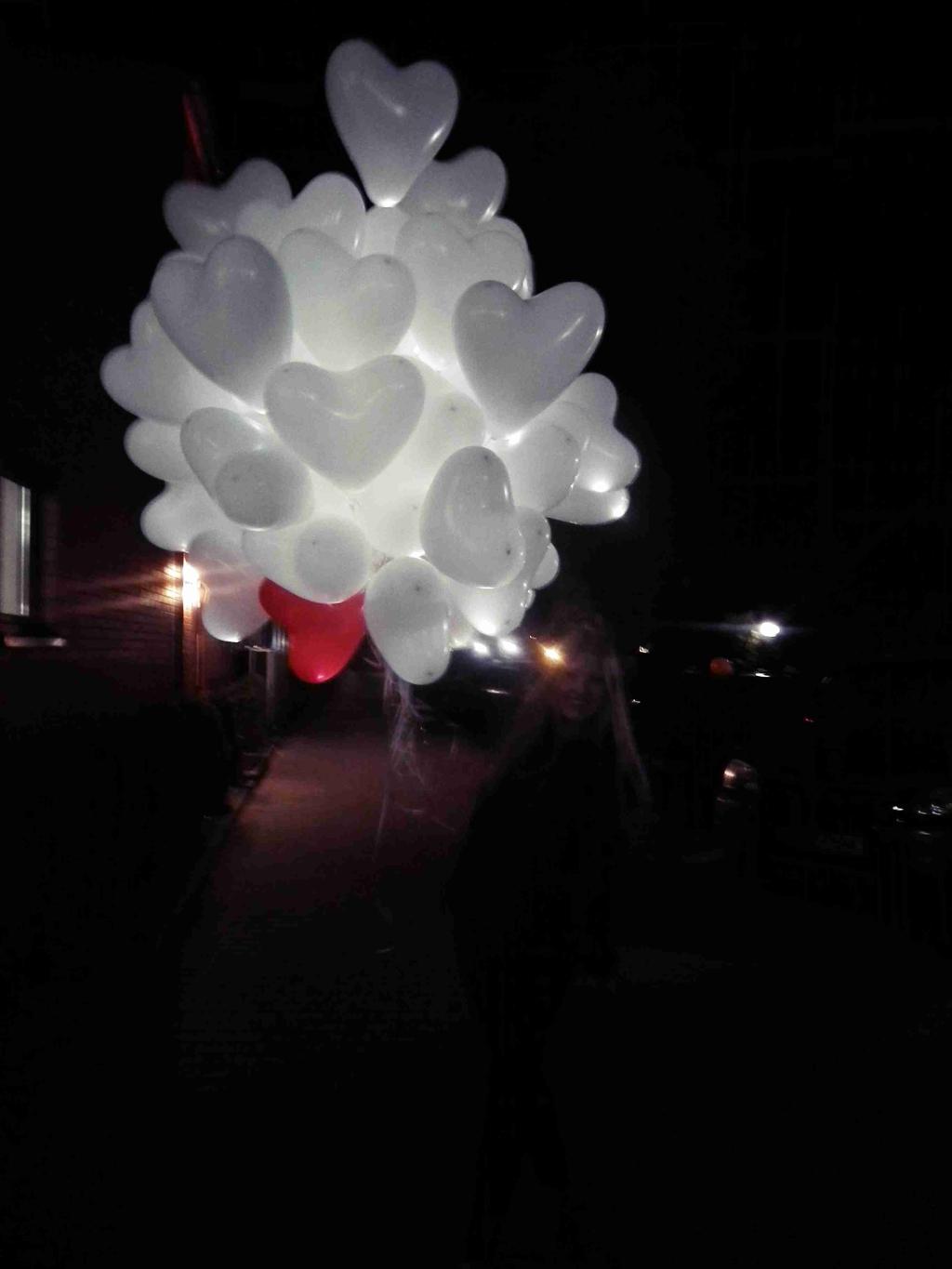 Balony świecące LED Ofertujmy balony, które świecą w ciemności! Specjalna lampka LED, pozwala balonom napełnionym helem jednocześnie latać i świecić.