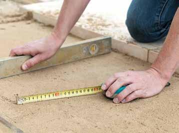 Granice prac zaznacza się, wbijając w ziemię drewniane lub metalowe kołki, zwane inaczej szpilami. Ich wysokość wskazuje zarazem poziom, na którym ma znajdować się bruk.