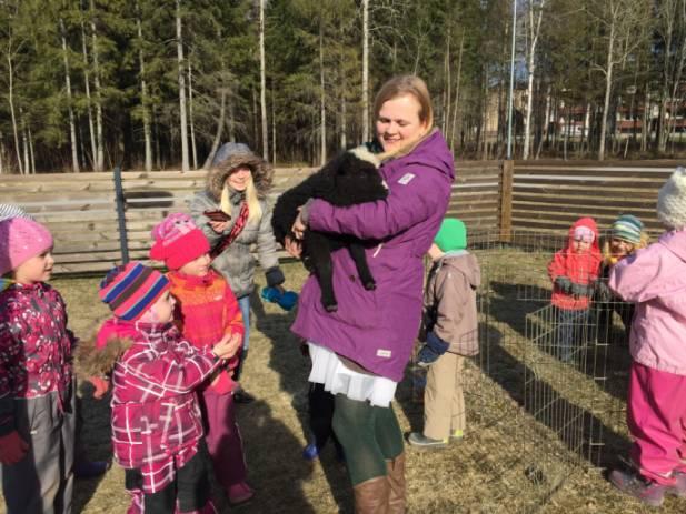 Nimelt pakuti kõiksugu head-paremat, mille lapsed ise olid oma väikeste kätega päeva jooksul valmistanud: kartulisalatit, viineripirukaid, võileibu, muffineid ja küpsisetorti. 13.