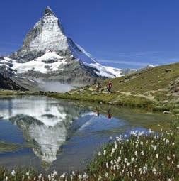 Moritz/Davos und Zermatt (oder umgekehrt). Im Winter wie im Sommer fährt der Glacier Express durch das UNESCO Weltkulturerbe und erklimmt den Oberalppass in 2033 m Höhe.