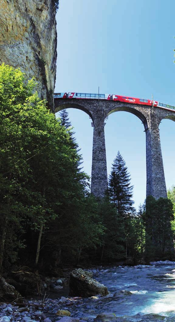 Moritzem/Davos a Zermattem (nebo naopak) přibližně 8 hodin. V zimě stejně jako v létě projíždí Glacier Express světovým kulturním dědictvím Unesco a zdolává Oberalppass ve výšce 2033 m.